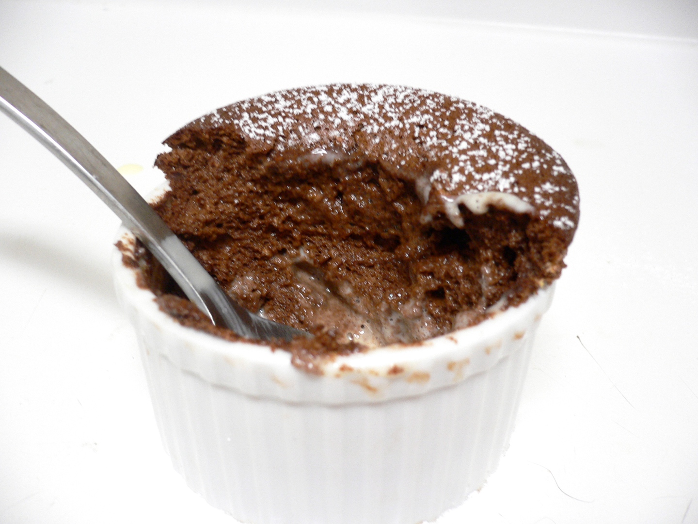 Шоколадный кекс за 5 минут. Шоколадный кекс 100 грамм. Суфле шоколадное фото. Кекс в микроволновке. Кекс за 2 минуты.